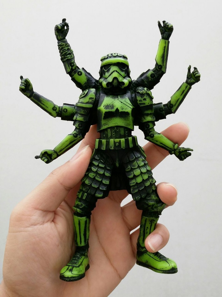 in hand SpiderTrooper Discordia Green Exclusive By TOPZTOY x Discordia