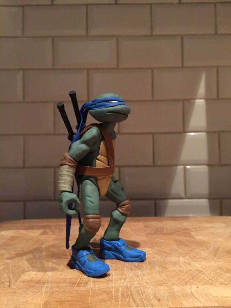 leo-by-whereschappell-tmnt-resin-toy-side
