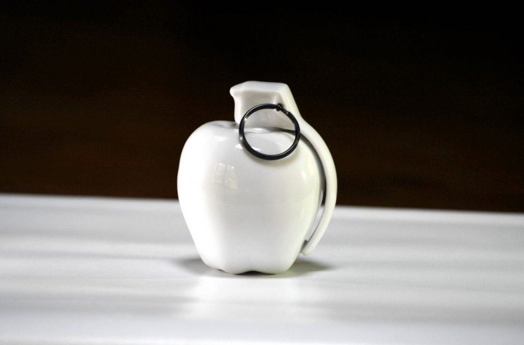apple-care-porcelain-by-fidia-falaschetti
