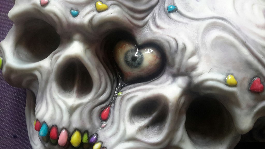siamese-skull-by-lelia-painted-resin-close-up