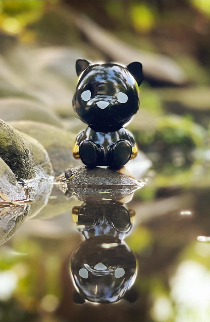 This image has an empty alt attribute; its file name is Luke-Chueh-x-FLABSLABs-Hello-Lukey-Sofubi-Black-n-Gold-Edition-at-50-SHADES-OF-BLACK-The-Toy-Chronicle-2021--667x1024.jpeg