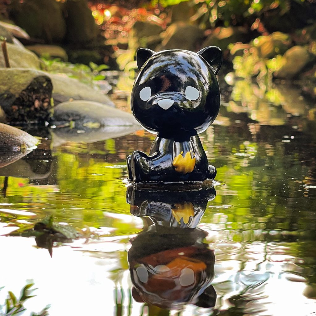 This image has an empty alt attribute; its file name is Luke-Chueh-x-FLABSLABs-Hello-Lukey-Sofubi-Black-n-Gold-Edition-at-50-SHADES-OF-BLACK-The-Toy-Chronicle-2021-rqrrr-1024x1024.jpg