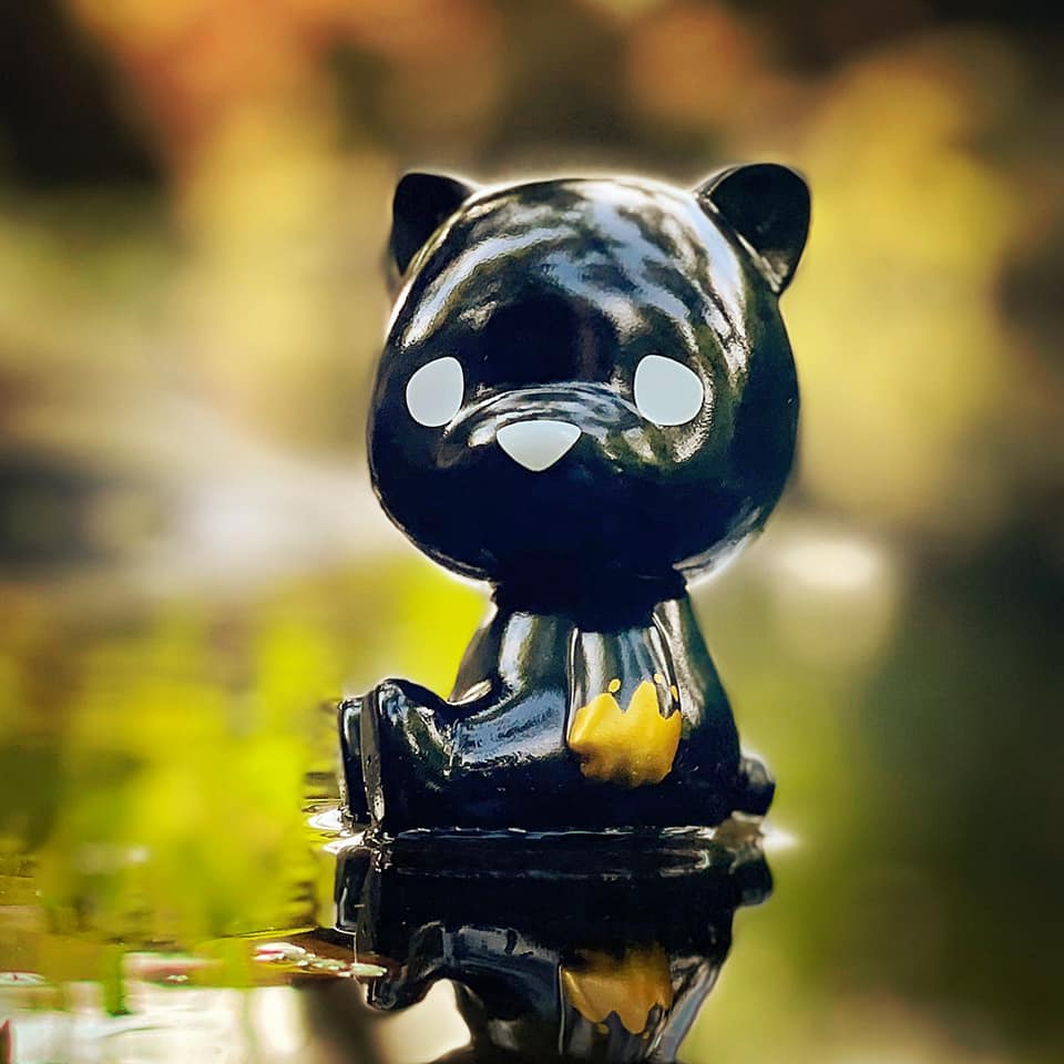 This image has an empty alt attribute; its file name is Luke-Chueh-x-FLABSLABs-Hello-Lukey-Sofubi-Black-n-Gold-Edition-at-50-SHADES-OF-BLACK-The-Toy-Chronicle-2021-rr.jpeg